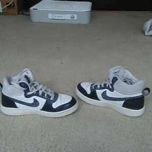Im selling nike shoes